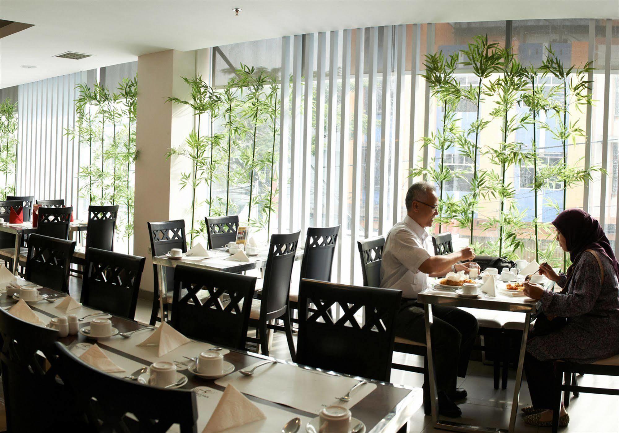Winstar Hotel Pekanbaru Exterior photo